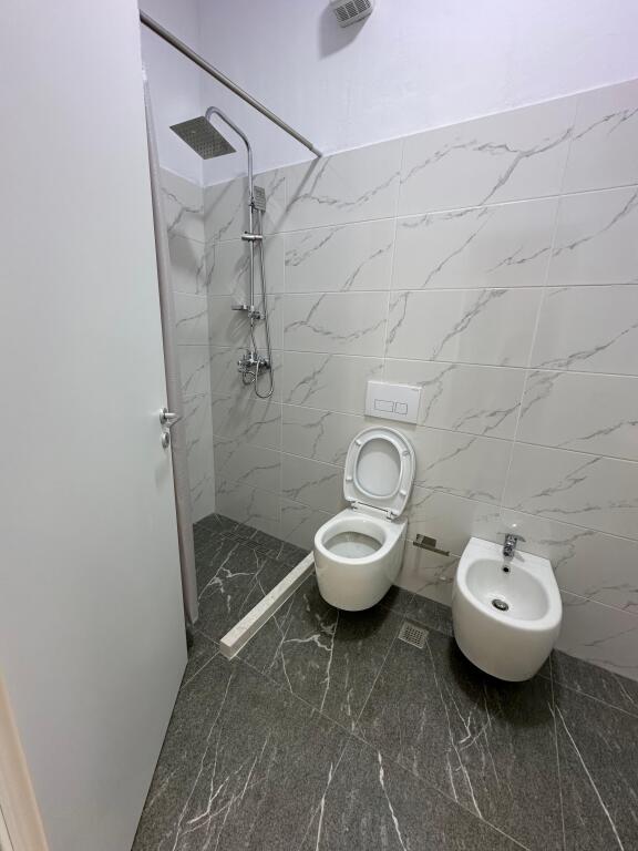 Jepet me qera super apartament 2+1+2 tek Kryqezimi Vasil Shanto/1000 euro