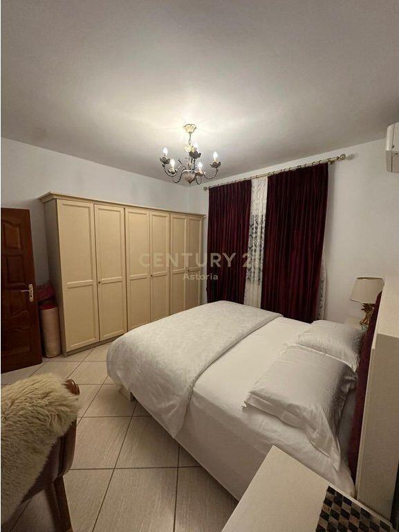 Villa in vendita a Kinostudios, vicino al Grande Anello – Investi in comodità e privacy.