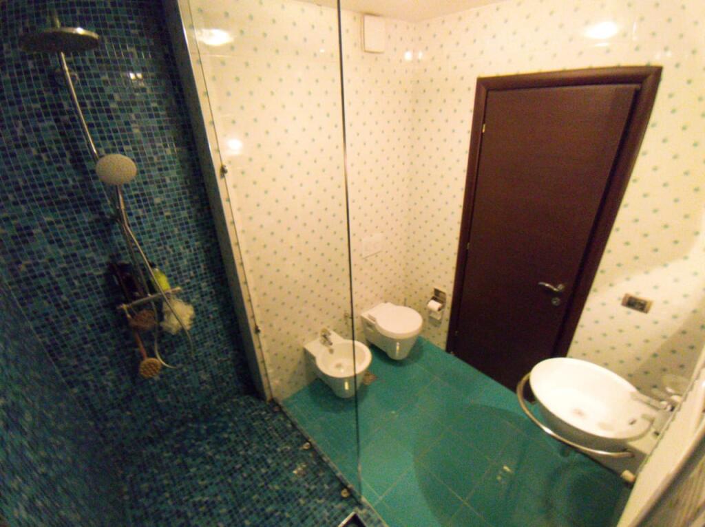 VENDESI APPARTAMENTO 3+1+2 A TIRANA VICINO AL GIARDINO BOTANICO