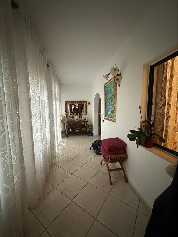 Villa in vendita a Kinostudios, vicino al Grande Anello – Investi in comodità e privacy.