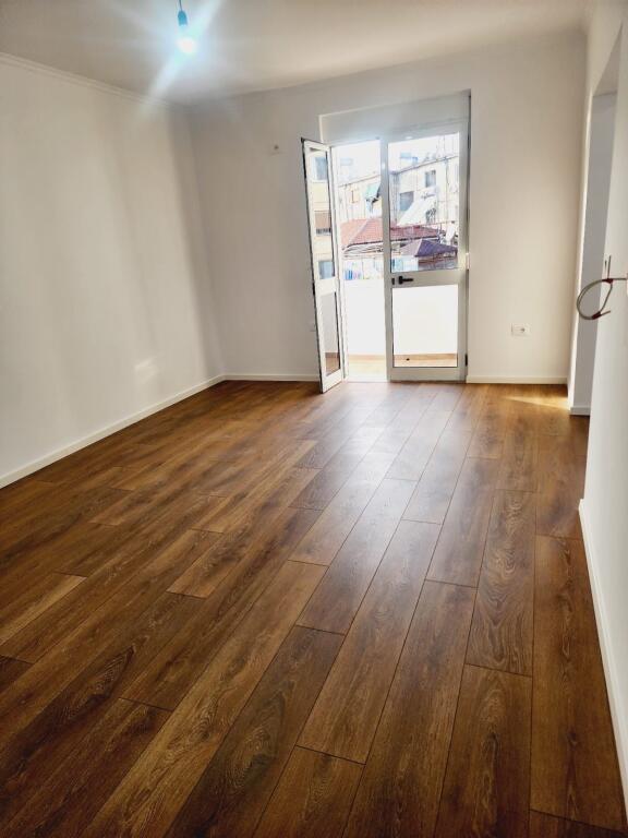 Apartment 2+1, Ali Dem!