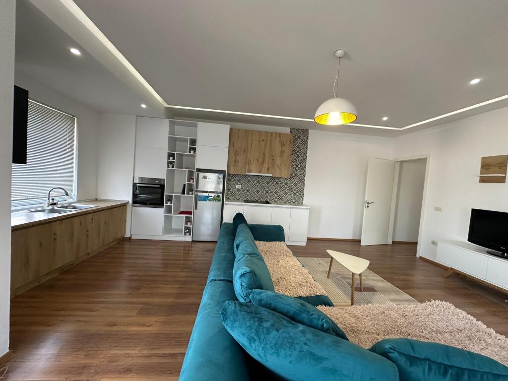 Qera 2+1 Unaza Re, Bar Artisti . Cmimi 60,000 All