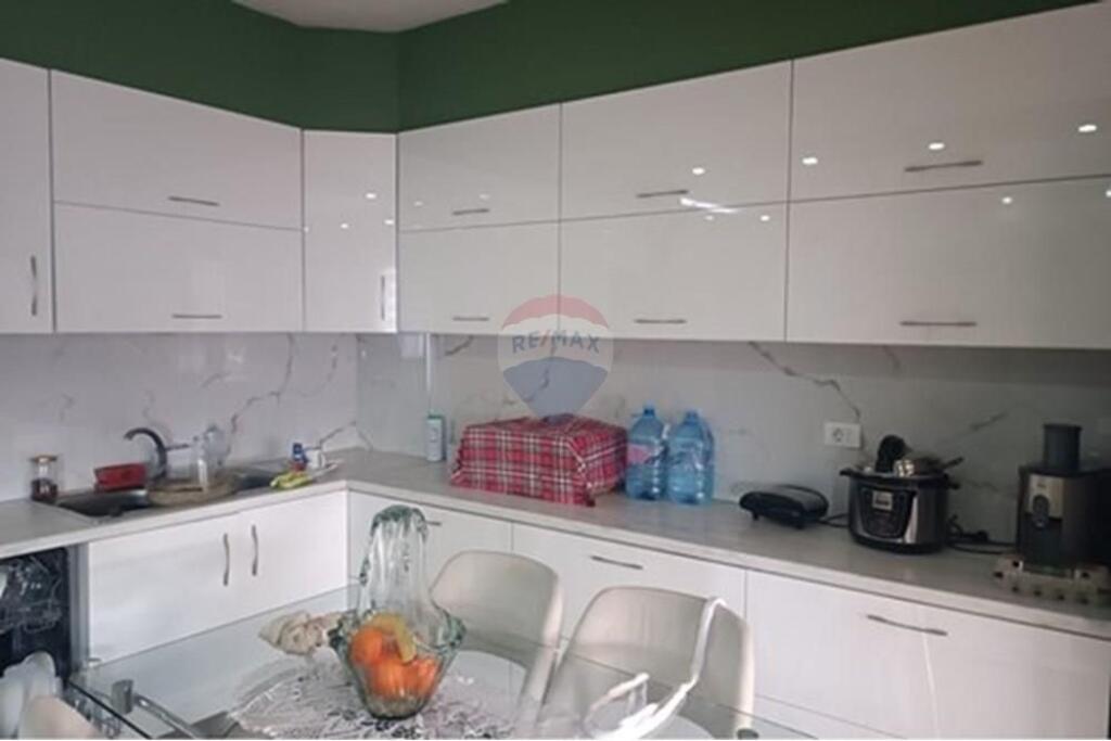 Apartament 2+1+2 ne shitje tek Fresku + post parkimi ne cmim