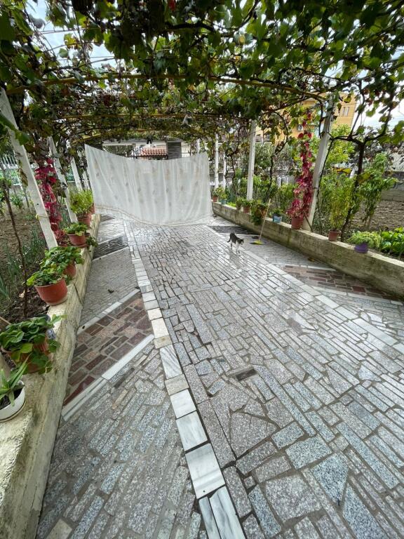 APARTAMENT ME QERA 2+1 SHKOZET PRAN SHKOLLES ISUF FERRA