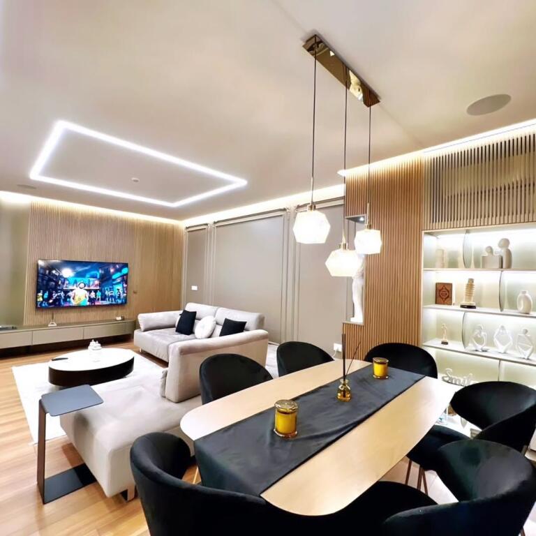 Vicino a Square 21, Polizia Municipale  Vendo super appartamento:  2+1+2 bagni