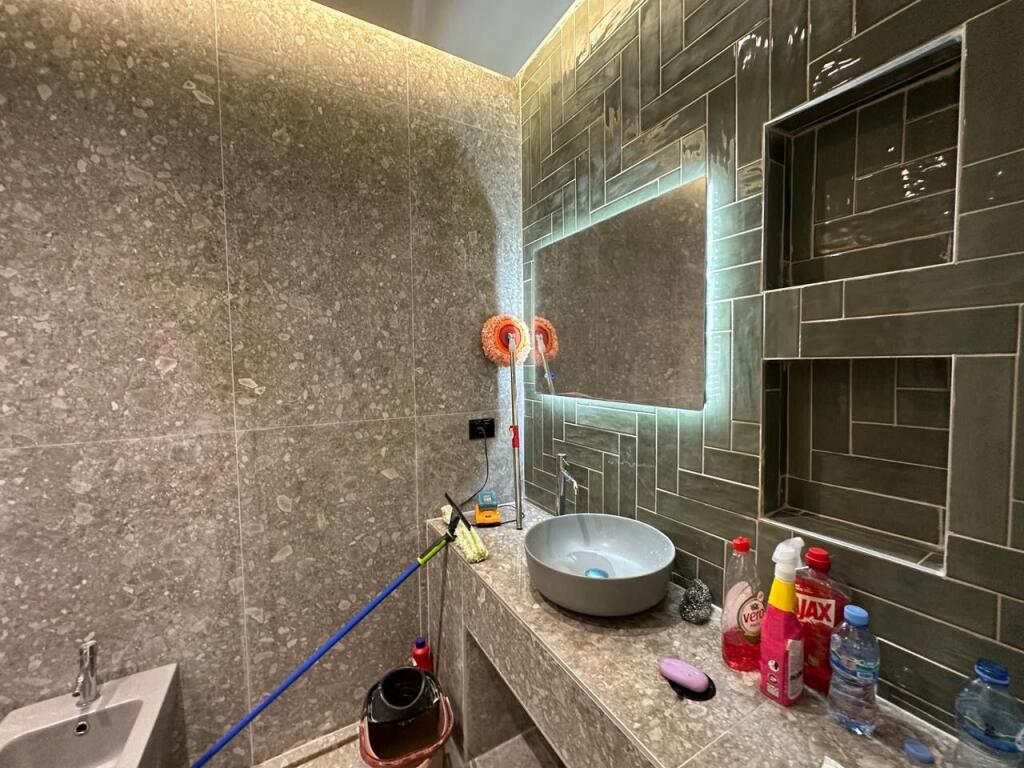 *Apartament 2+1+Ballkon Me Qira | Tek Kopshti Botanik*  📍Prane Nenkalimit| Fillimi i Rr Kodra e Diellit   Specifika :  ▫️Totalisht i mobiluar ▫️Ndertim i Ri ▫️Ashensor ▫️Kati 8 ▫️Sip 115m2  ▫️Drirare Dopi Xham  ▫️Kondicioner ▫️Parket   Organizimi: ▫️Living  ▫️Kuzhine ▫️2 Dhome Gjumi ▫️2 Tualete ▫️Ballkon   Cmimi 1,200 €  Per me shume informacione ose nje Vizte ne prone me kontaktoni!