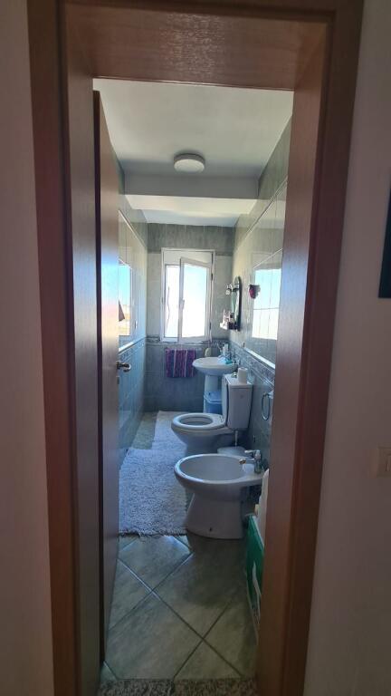 Shitet apartament 2+1+2 tualete ne Brryl