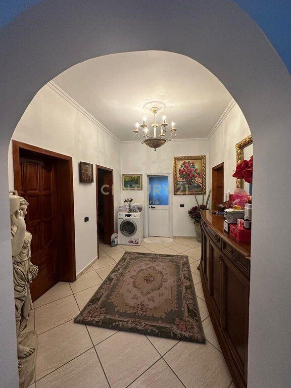 Villa in vendita a Kinostudios, vicino al Grande Anello – Investi in comodità e privacy.