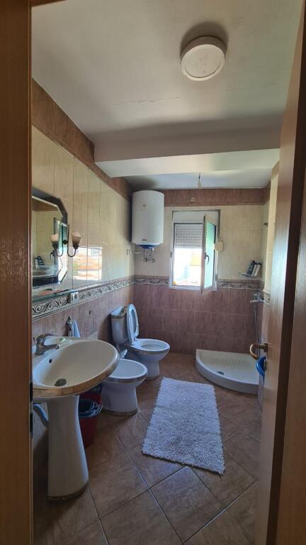 Shitet apartament 2+1+2 tualete ne Brryl