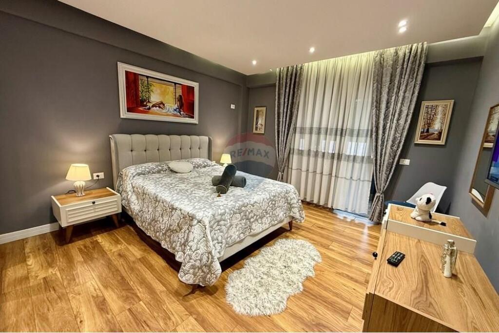 APARTAMENT 1+1 PËR QIRA, BLLOKU, TIRANË 📍 Rruga Margarita Tutulani Në një nga zonat më të kërkuara dhe dinamike të kryeqytetit, ofrohet për qira një apartament 1+1  🏠 Përshkrimi i Apartamentit: Apartamenti ndodhet në kati e 4-të të një pallati pa ashensor. Ka një sipërfaqe prej 70 m² dhe organizohet në mënyrë funksionale: Ambient ndenjeje dhe gatimi bashkë me dalje në ballkon të mbyllur, Një dhomë gjumi komode të madhe dhe mobilim bashkëkohor; Një tualet modern, i pajisur me pajisje sanitare cilësore.  💰 Çmimi: 75,000 lekë/muaj  📋 Kushtet e qirasë: 3 parapagime total ( 1 muaj +2 garanci ) Preferohen klientë(por te zgjedhur)🌍 Nuk lejohen kafshët shtëpiake 🐾 Jo duhan