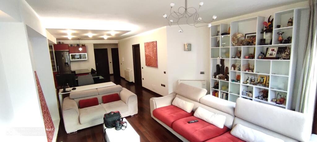 VENDESI APPARTAMENTO 3+1+2 A TIRANA VICINO AL GIARDINO BOTANICO