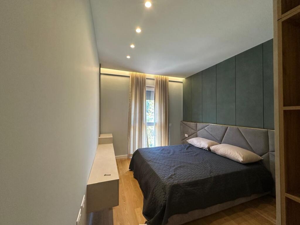 APARTAMENT 3+1 me DY POSTE PARKIMI në Rose Garden