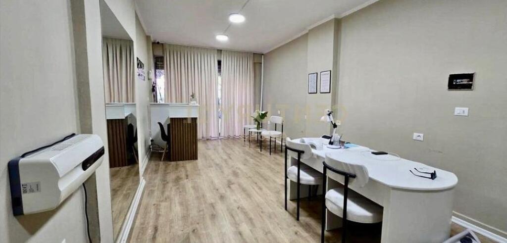 SHITET AMBIENT BIZNESI TEK KOMUNA E PARISIT.