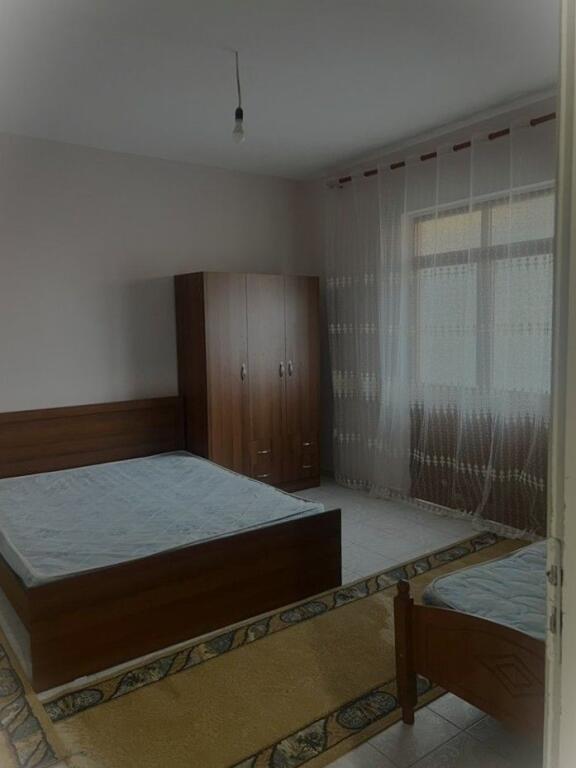 Jepet me qira ne një vilë 1+1, 2-kateshe në zonën e Laprakës pranë Spitalit Ushtarak/Doganës.