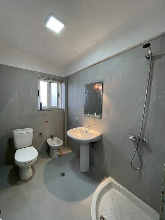 APARTAMENT ME QERA 2+1 SHKOZET PRAN SHKOLLES ISUF FERRA