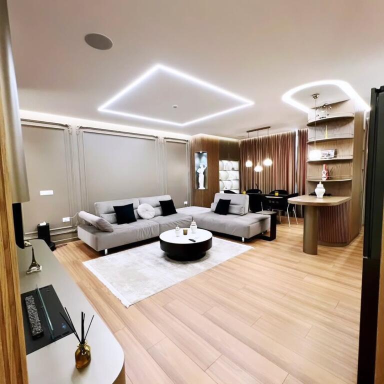 Vicino a Square 21, Polizia Municipale  Vendo super appartamento:  2+1+2 bagni