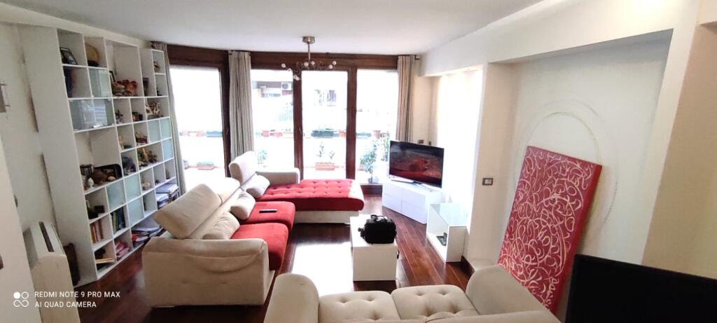 VENDESI APPARTAMENTO 3+1+2 A TIRANA VICINO AL GIARDINO BOTANICO