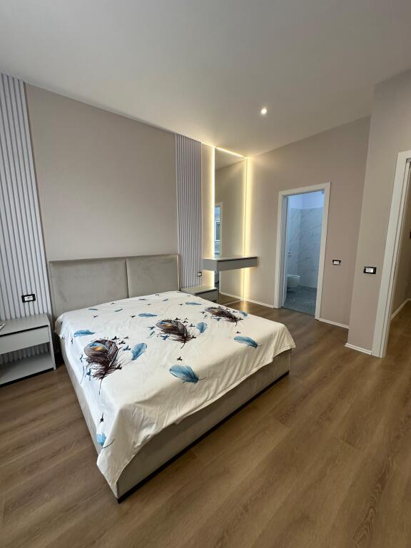 Jepet me qera super apartament 2+1+2 tek Kryqezimi Vasil Shanto/1000 euro