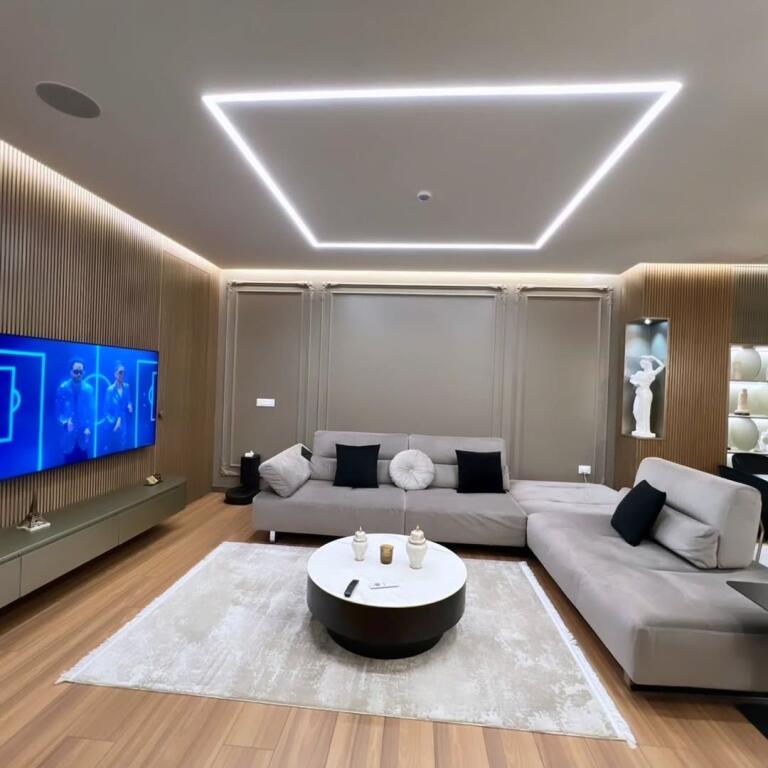 Vicino a Square 21, Polizia Municipale  Vendo super appartamento:  2+1+2 bagni