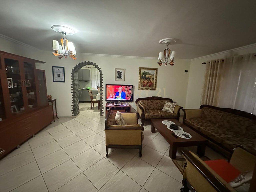 Villa in vendita a Kinostudios, vicino al Grande Anello – Investi in comodità e privacy.