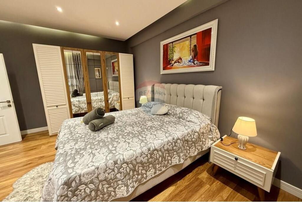 APARTAMENT 1+1 PËR QIRA, BLLOKU, TIRANË 📍 Rruga Margarita Tutulani Në një nga zonat më të kërkuara dhe dinamike të kryeqytetit, ofrohet për qira një apartament 1+1  🏠 Përshkrimi i Apartamentit: Apartamenti ndodhet në kati e 4-të të një pallati pa ashensor. Ka një sipërfaqe prej 70 m² dhe organizohet në mënyrë funksionale: Ambient ndenjeje dhe gatimi bashkë me dalje në ballkon të mbyllur, Një dhomë gjumi komode të madhe dhe mobilim bashkëkohor; Një tualet modern, i pajisur me pajisje sanitare cilësore.  💰 Çmimi: 75,000 lekë/muaj  📋 Kushtet e qirasë: 3 parapagime total ( 1 muaj +2 garanci ) Preferohen klientë(por te zgjedhur)🌍 Nuk lejohen kafshët shtëpiake 🐾 Jo duhan