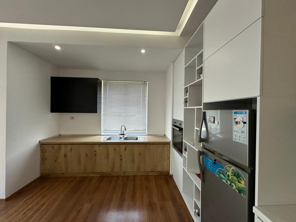 Qera 2+1 Unaza Re, Bar Artisti . Cmimi 60,000 All