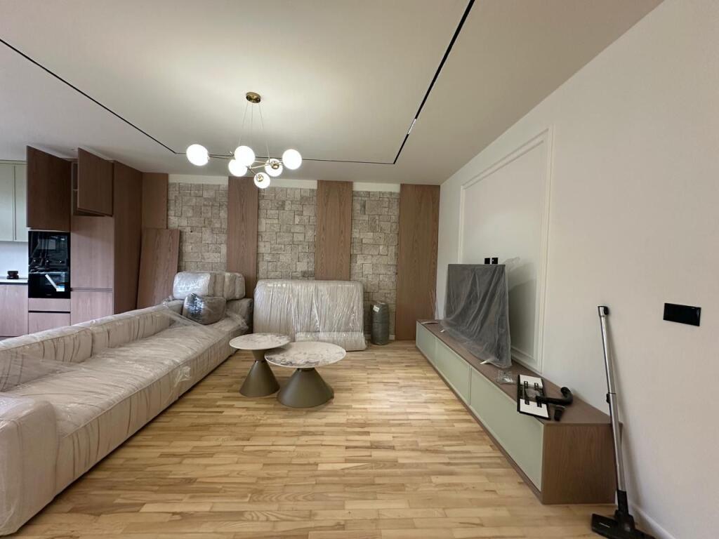 *Apartament 2+1+Ballkon Me Qira | Tek Kopshti Botanik*  📍Prane Nenkalimit| Fillimi i Rr Kodra e Diellit   Specifika :  ▫️Totalisht i mobiluar ▫️Ndertim i Ri ▫️Ashensor ▫️Kati 8 ▫️Sip 115m2  ▫️Drirare Dopi Xham  ▫️Kondicioner ▫️Parket   Organizimi: ▫️Living  ▫️Kuzhine ▫️2 Dhome Gjumi ▫️2 Tualete ▫️Ballkon   Cmimi 1,200 €  Per me shume informacione ose nje Vizte ne prone me kontaktoni!