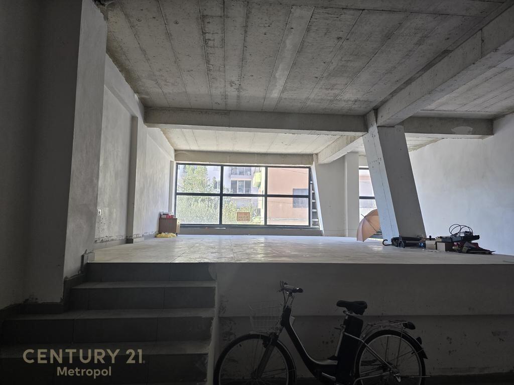 Jepet me qira njësi shërbimi / ambient biznesi - pranë Pazarit të Ri 1,500 € /Muaj