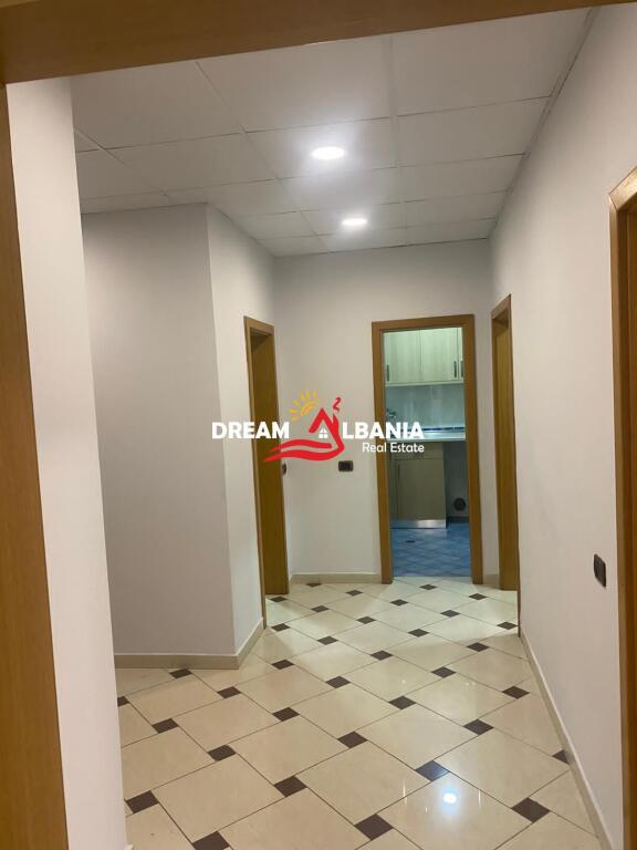 Locale per ufficio in affitto a Bllok vicino a Juvenilies a Tirana (ID 42611269)
