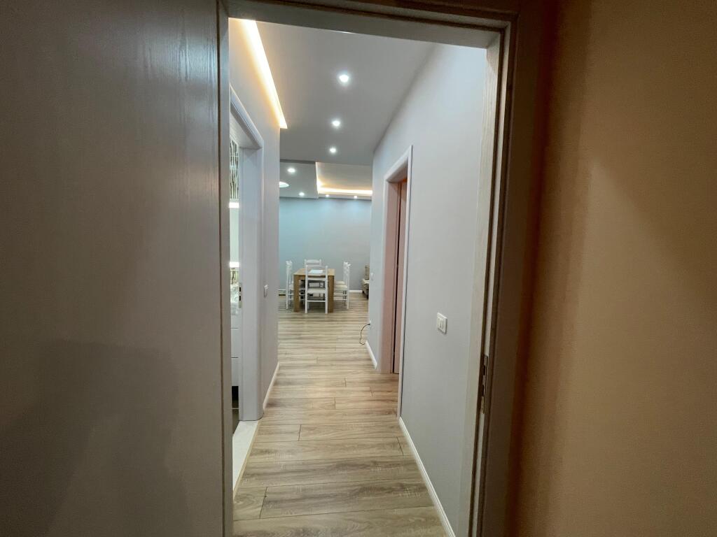 Shitet Apartament 2+1+2 me ballkon ne Linze