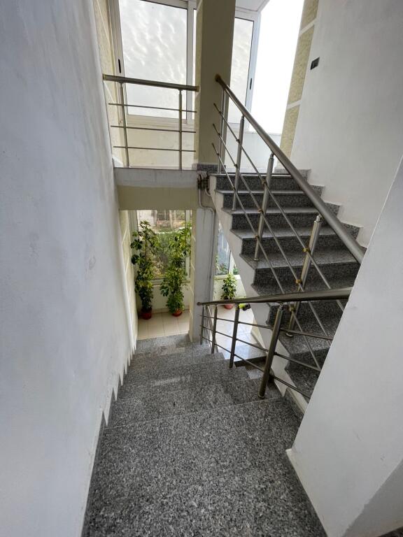 APARTAMENT ME QERA 2+1 SHKOZET PRAN SHKOLLES ISUF FERRA