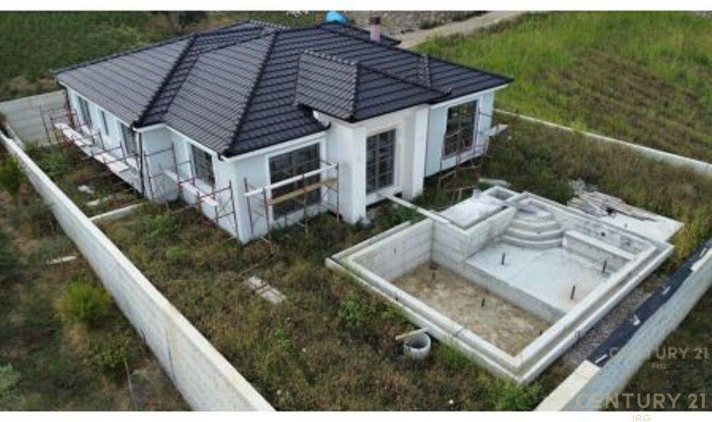 Vile Individuale me Pishine per Shitje ne Farke!