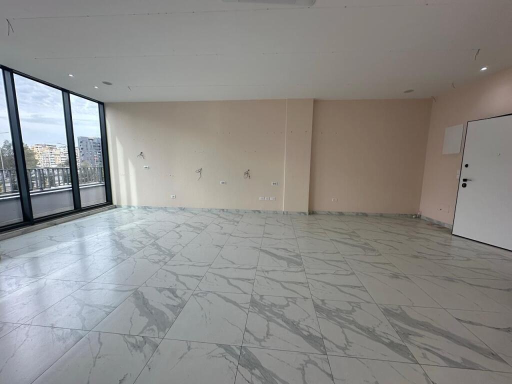 Zyre Open Space me Qira tek Rezidenca Lake View Liqeni   📍Lokacion i pa perseritshem   Specifikat : ▪️kati 1 mbi dyqane  ▪️Sip totale 68 m2 ▪️Sip Neto 54 m2  ▪️Orientimi Jug-Perendim  ▪️Ndricim Natyral   Karakteristikat: ▪️Open Space  ▪️Tualet ▪️Ballkon ▪️Fasade Xhami ▪️Sistem Kondicionim dhe Aspirimi ▪️Pllake ▪️Dritare Dopio xham  ▪️Dy Ashensore   ▪️Cmimi 1,000 € neto  Per me shume informacion apo per nje vizite ne prone me kontaktoni !