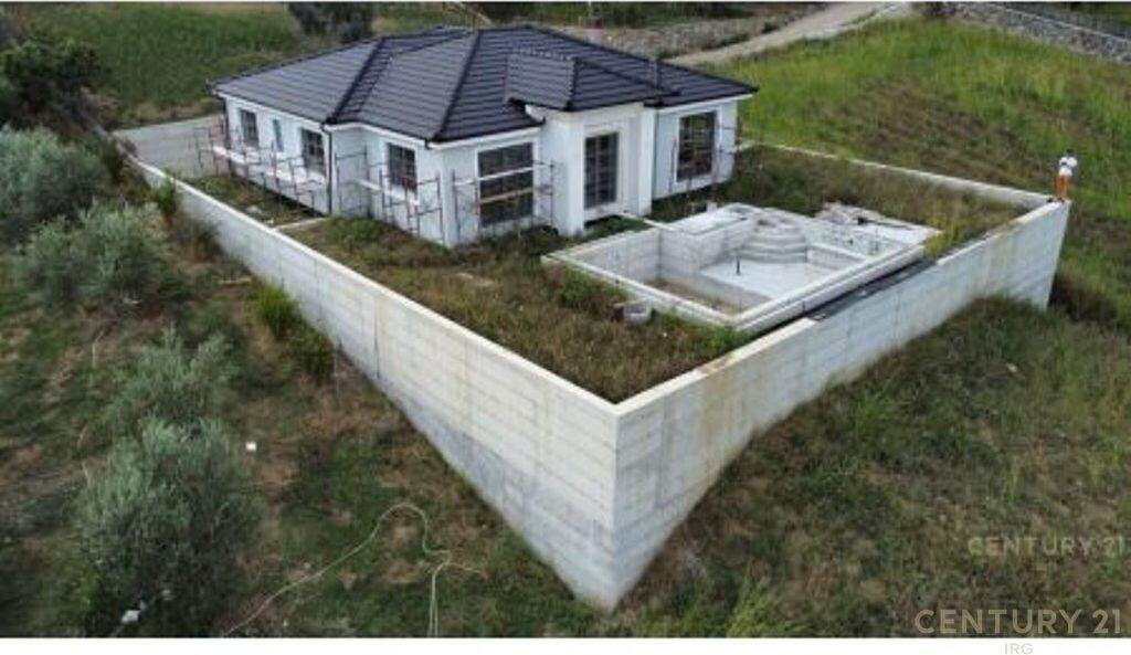 Vile Individuale me Pishine per Shitje ne Farke!