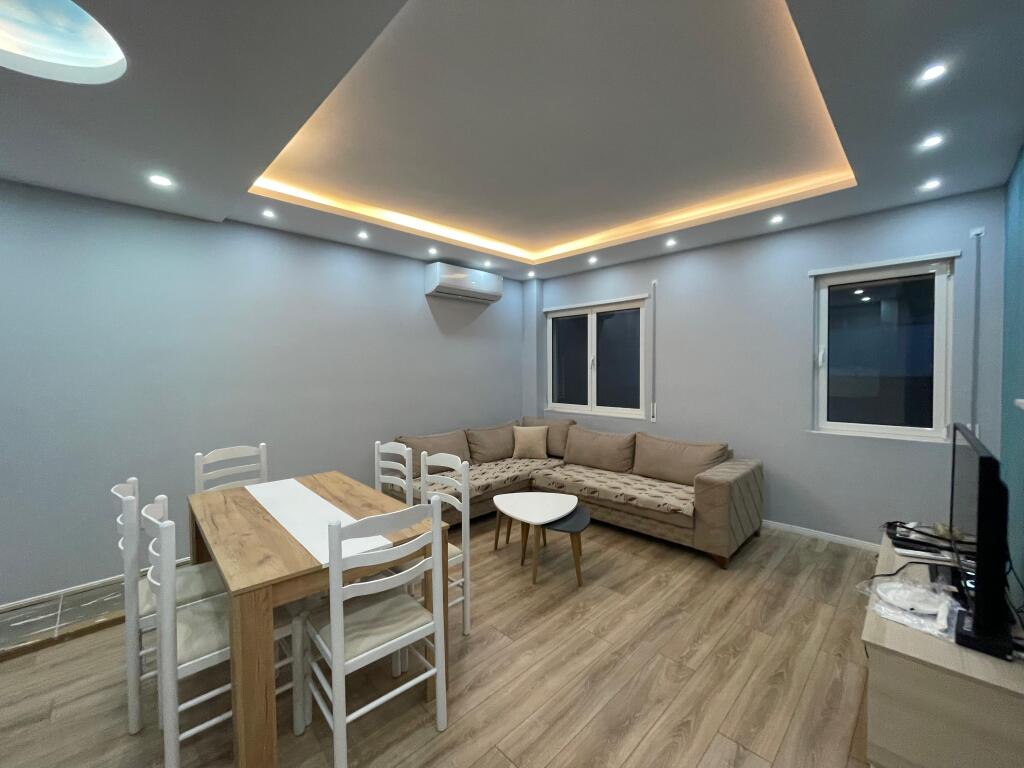 Shitet Apartament 2+1+2 me ballkon ne Linze