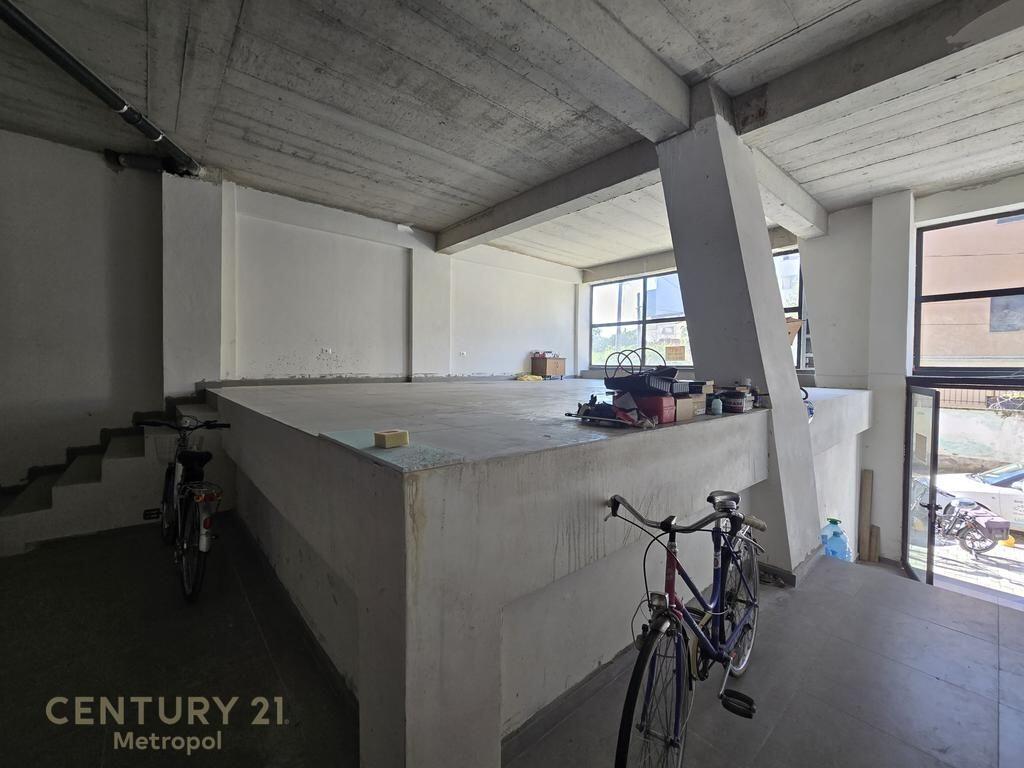 Jepet me qira njësi shërbimi / ambient biznesi - pranë Pazarit të Ri 1,500 € /Muaj