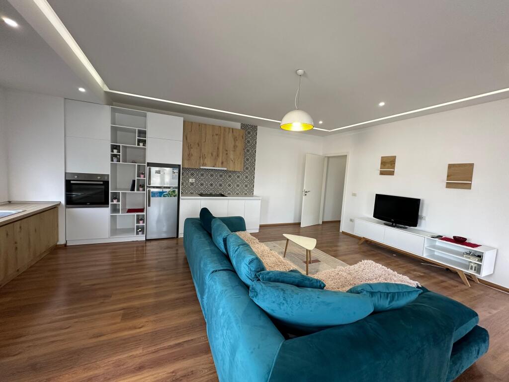 Qera 2+1 Unaza Re, Bar Artisti . Cmimi 60,000 All