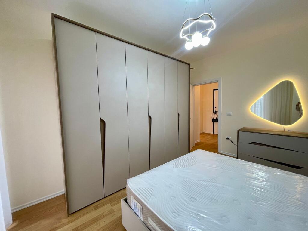 Zogu i Zi,JEPET APARTAMENT ME QERA 1 +1  .