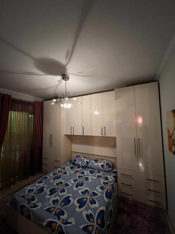 Apartament 2+1 me qira Rruga e Barrikadave.