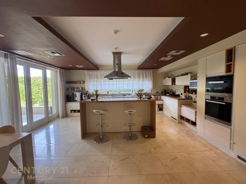 VILLE INDIVIDUALI CON PISCINA IN AFFITTO VICINO A TEG 15.000 € /Mese