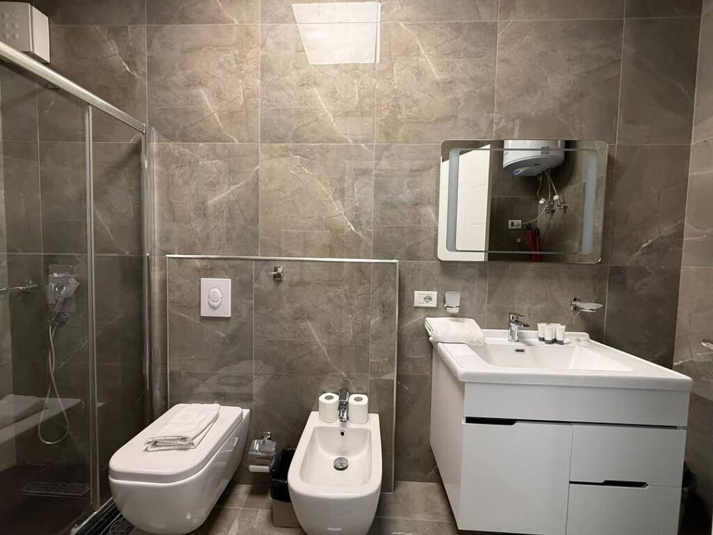 PETRO NINI (perballe):  Shesim 2+1 (adoptuar ne 3+1)  