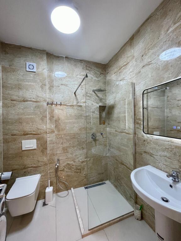 Zogu i Zi,JEPET APARTAMENT ME QERA 1 +1  .