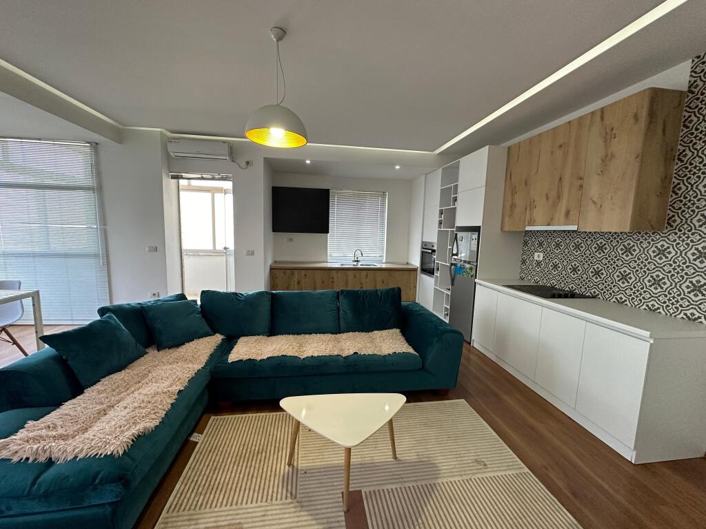 Qera 2+1 Unaza Re, Bar Artisti . Cmimi 60,000 All