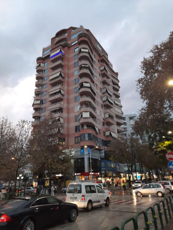 Jepet me qera zyre te  Drejtoria policies Tirane 20,000 lek pallati Portokalli