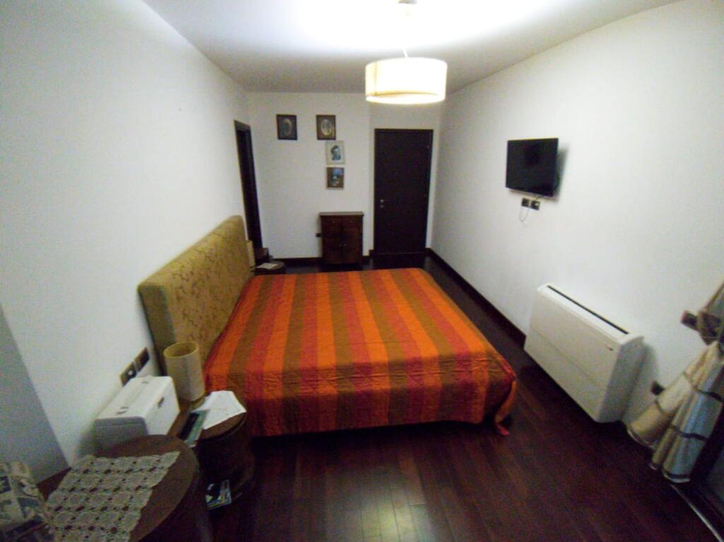 VENDESI APPARTAMENTO 3+1+2 A TIRANA VICINO AL GIARDINO BOTANICO