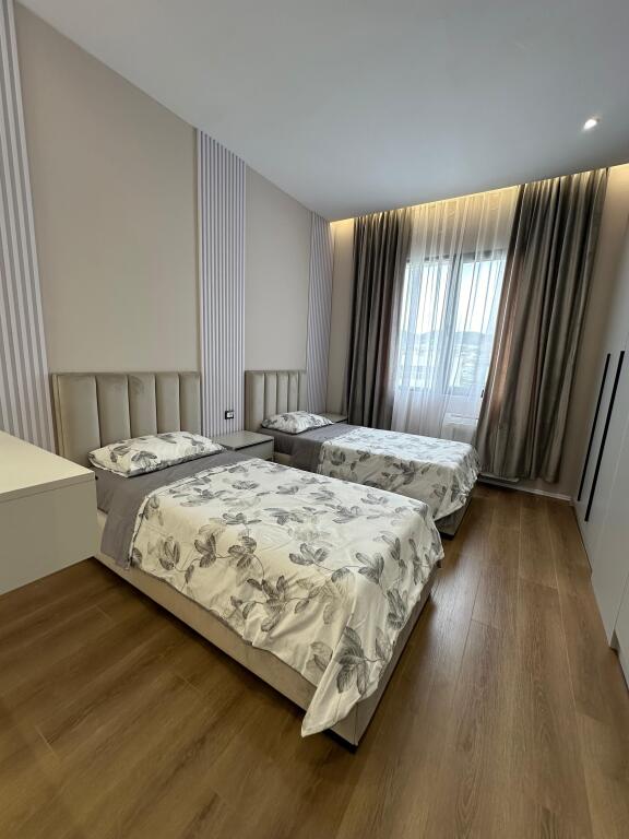 Jepet me qera super apartament 2+1+2 tek Kryqezimi Vasil Shanto/1000 euro