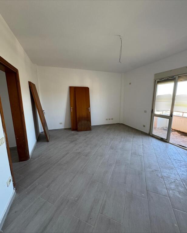 💥Shitet apartament 2+1 tek shetitorja Josif Budo,Kavaje💥