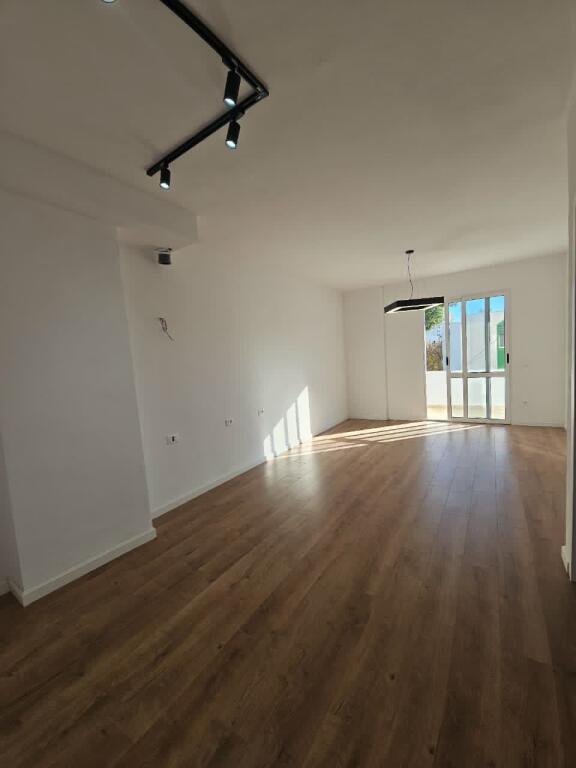 🏡 SHITET 2+1 me ballkon 📍Spitali Rajonal Durres 📲