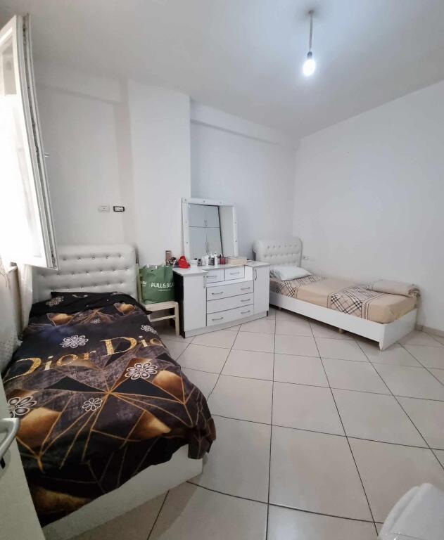 Kerkoj nje vajze per ndarje qeraje