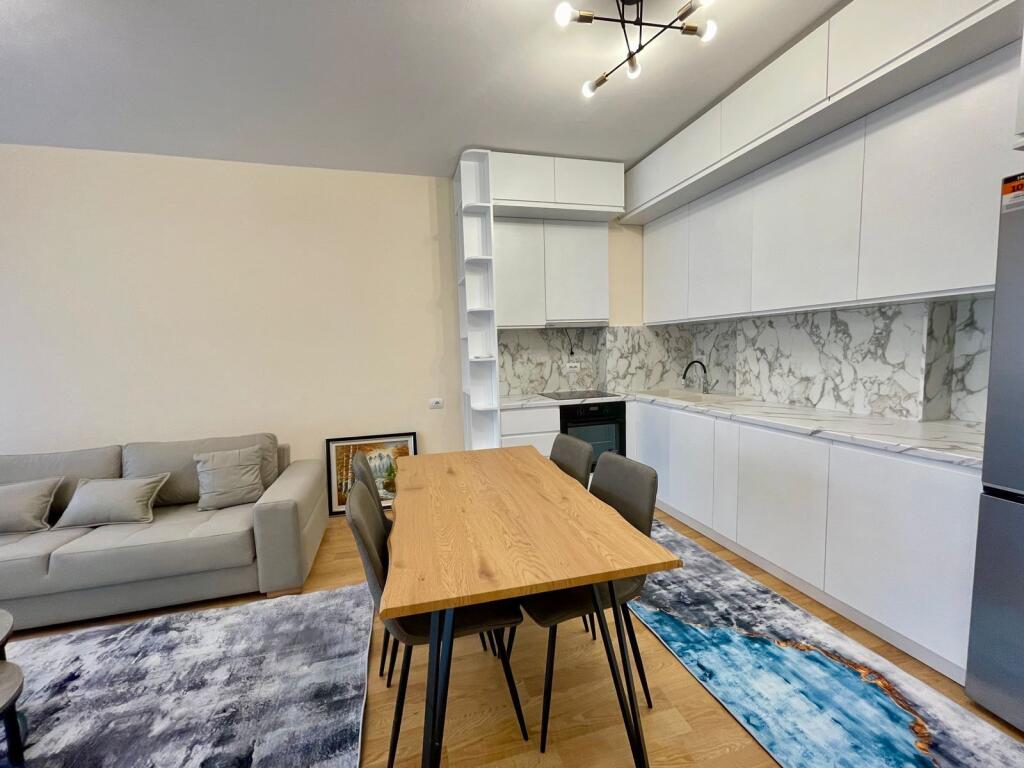 Zogu i Zi,JEPET APARTAMENT ME QERA 1 +1  .